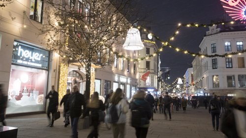 KJØPEFEST: Virke forventer at nordmenn legger igjen enda mer penger enn i fjor på julehandelen.