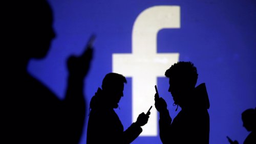 I HARDT VÆR: Facebook er nok en gang i hardt vær etter at nye dokumenter viser at det sosiale nettverket kan ha delt langt mer informasjon enn tidligere kjent.