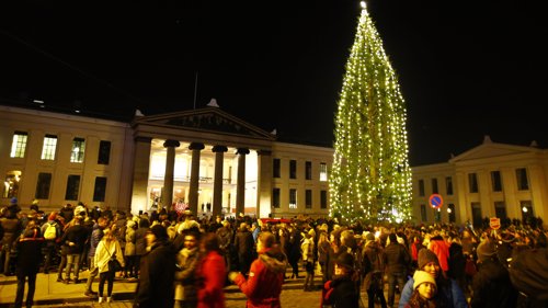GAVER: Mange barnehager, foreninger og bedrifter har lagt julegaver under Frelsesarmeens juletre i Oslo.

