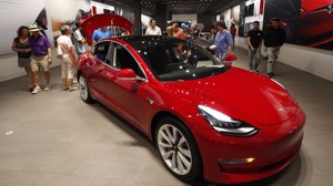 Avslører pris og ventetid på Tesla Model 3