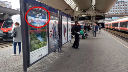 BLIKKFANG: Reklamen er det første som møter turistene når de går av toget og flytoget på Oslo S.