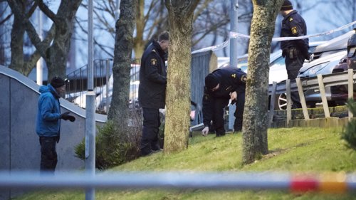 SIKRER SPOR: I 2016 mottok svensk politi mer enn 6700 voldtektsanmeldelser. Her undersøkes et åsted i Malmø etter at en kvinne skal ha blitt overfalt og voldtatt av flere menn i romjula 2017.