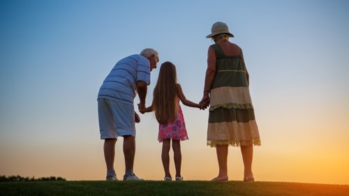 HELSEFORDELER: Nært forhold mellom besteforeldre og barnebarn kan føre til flere helsefordeler, viser forskning.