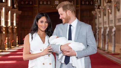 VISER FRAM SØNNEN: Hertuginne Meghan og prins Harry viste onsdag fram sitt nyfødte barn til pressen.