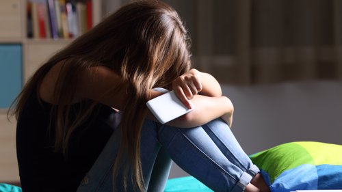 FLERE SIER DE SLITER: Flere unge jenter sier de sliter med angst eller depresjon.