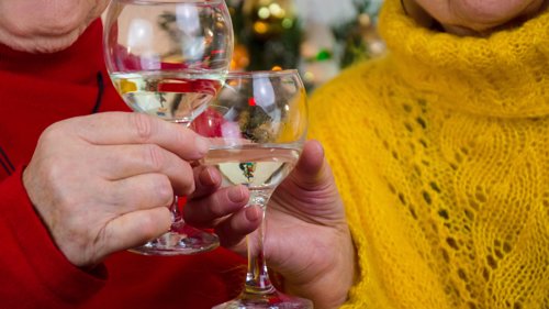 ALKOHOL: Eldre tåler alkohol dårligere enn unge mennesker.