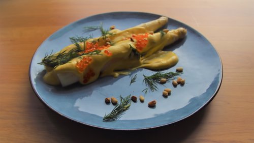 ASPARGES: Nydelig asparges med sabayonne-saus og lakserogn. FOTO: P4.