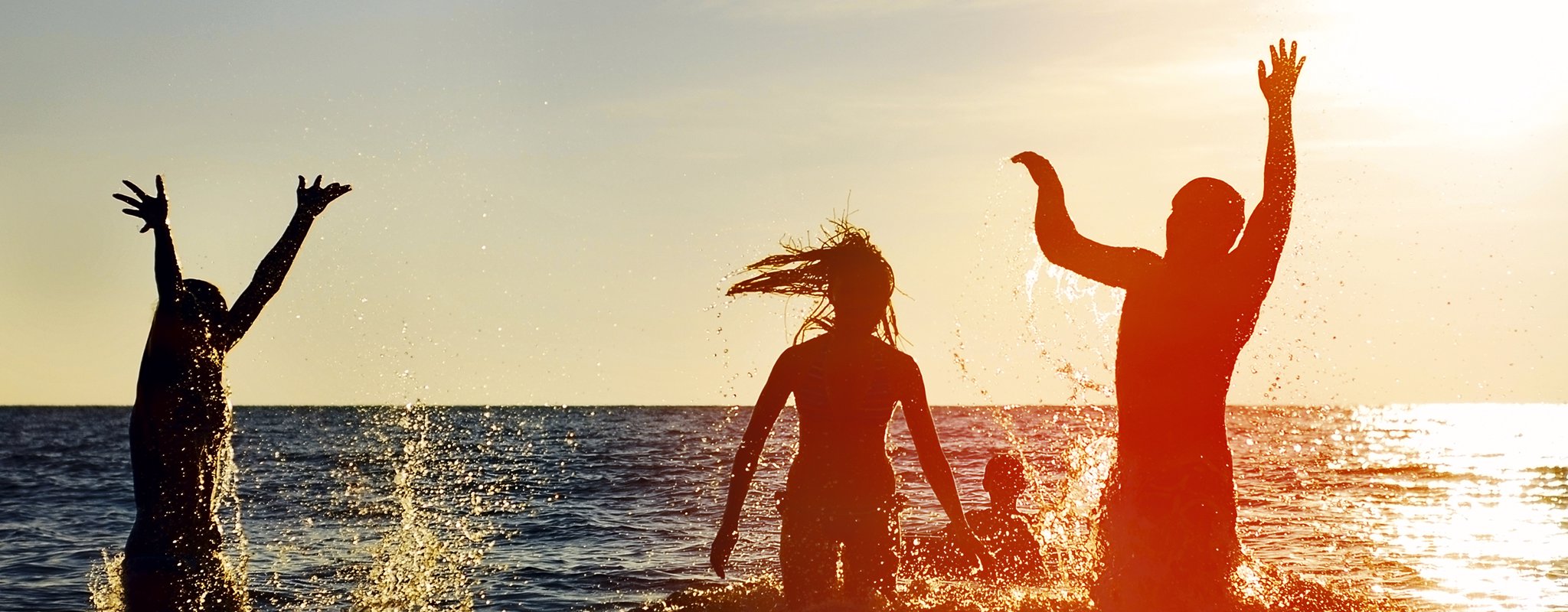 Kristine hopper i havet