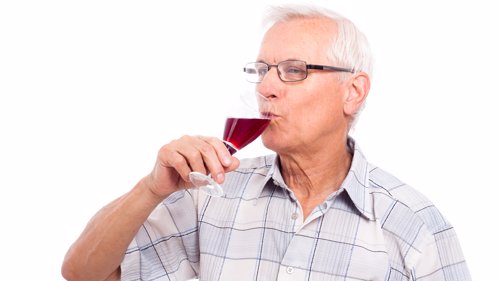 DRIKKER OFTERE: 54 prosent av menn over 67 år drikker alkohol ukentlig.