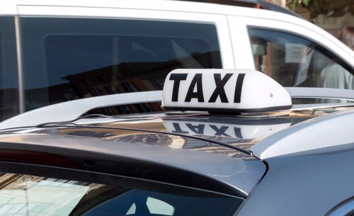 Taxireformen, som ble innført i 2020, fjernet krav om at en bil må tilhøre en taxisentral, og hvert enkelt selskap kan bestemme egen drift. 
