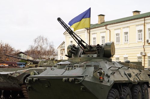 KYIV: Ukrainsk flagg på tanks i Kyiv.