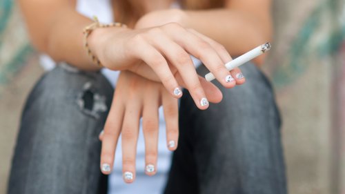Flere unge jenter tar seg nå en røyk i ny og ne. 