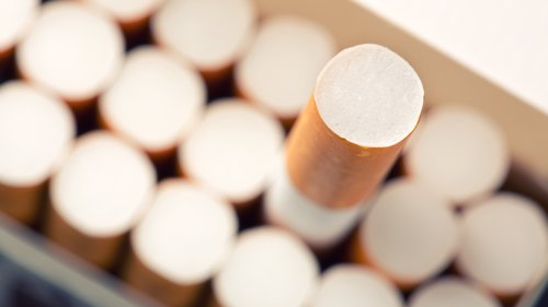 Pakker med snus og røyk fyller fortsatt handlekurven til nordmenn på svenske-handel. 