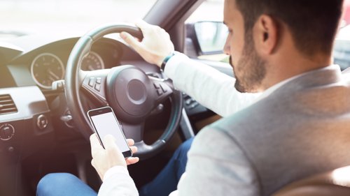 GJØR FÆRRE DETTE? 
Tall fra UP viser at færre har blitt bøtelagt for ulovlig mobilbruk mens de kjører. 
