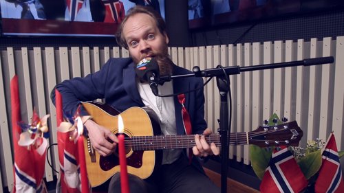 Komiker Jon Niklas synder den ærlige 17. mai-sangen